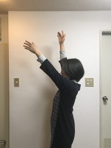 肩が上がる女性