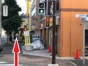 信号渡り真っ直ぐ進み