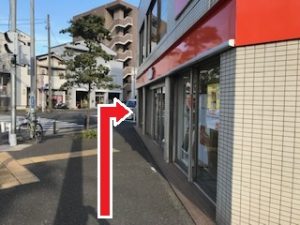 auショップ南太田店を右に曲がる